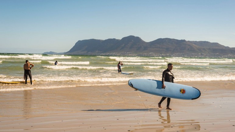 Las playas de África son la nueva meca para los amantes del surf